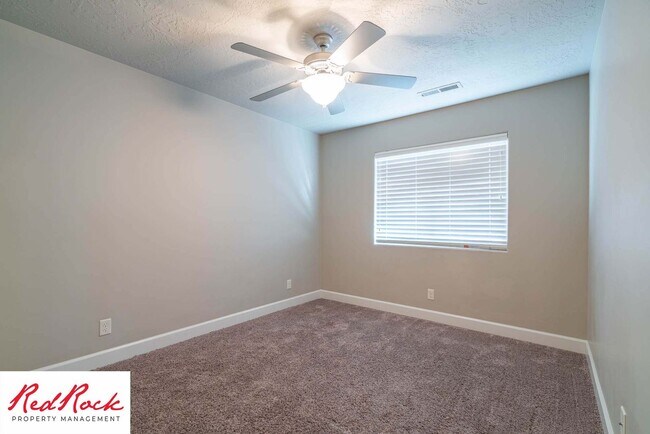 Building Photo - Spacious 4 Bedroom, 2.5 Bathroom Centrally...