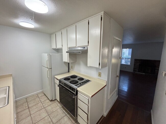 Building Photo - Rosemont Condo - Spacious & Updated 2-Bed, 1-Bath Condo with In-Unit Laundry!