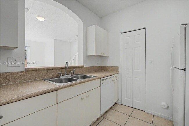 Building Photo - 975 NE 42nd Terrace