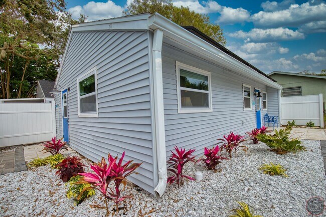 Building Photo - Annual Cottage minutes from Manasota Key Beach!  (2 Units on Property)