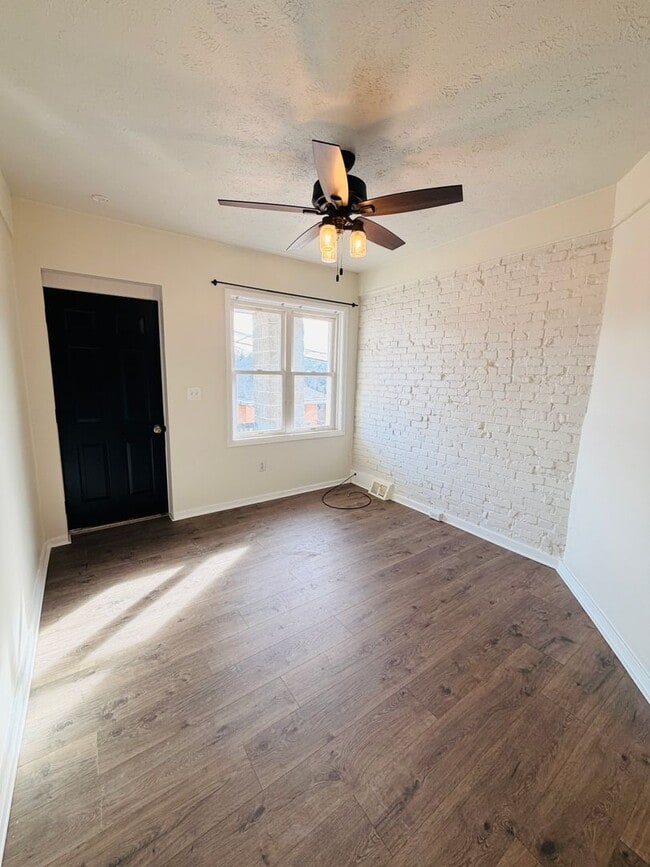 Building Photo - One Bedroom on Quiet Street w/ Parking