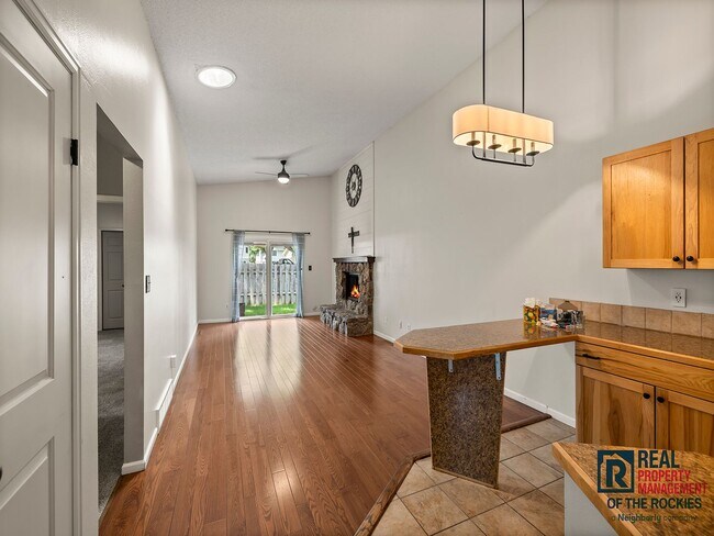 Building Photo - Beautiful 4 Bed 2 Bath Townhome with Lake Views!