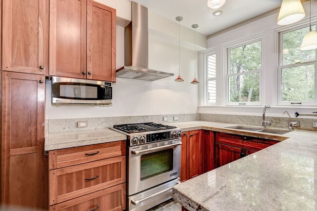 Building Photo - Charming 6-Bedroom Georgetown Rowhouse wit...