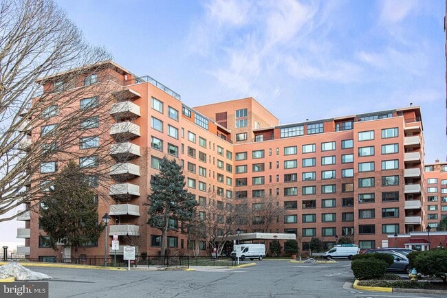 Building Photo - 1021 Arlington Blvd