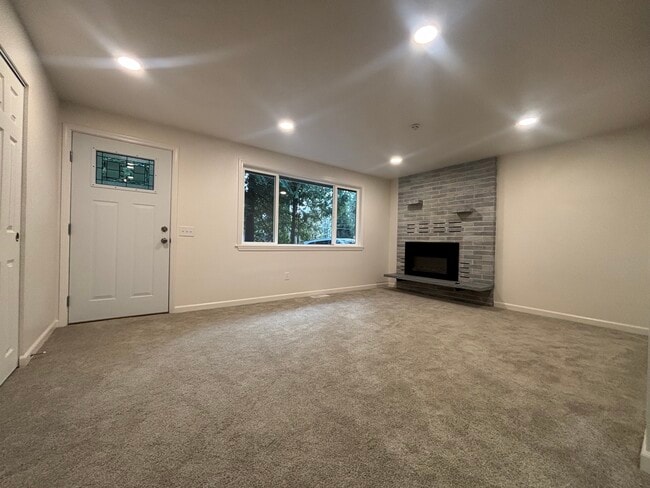 Building Photo - 4435 Fir Dr NE