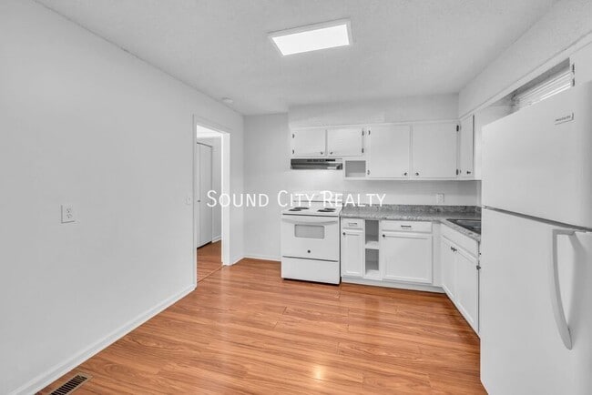 Building Photo - 3232 Hinkle Dr