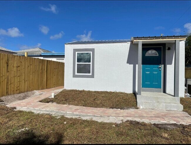 Primary Photo - 825 W 3rd St