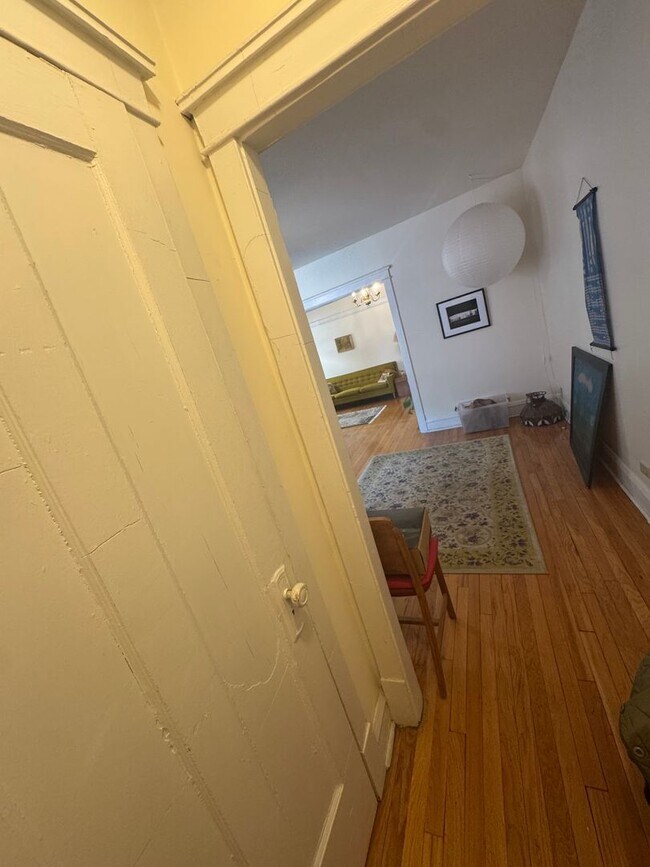 Building Photo - Lovely and Very Large Ravenswood Manor 1 BR
