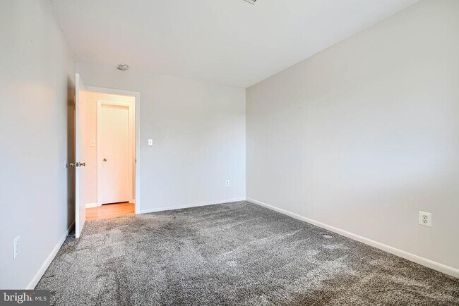 Building Photo - 130 Royal Oak Dr