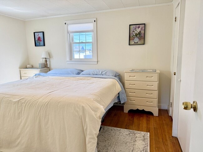 Building Photo - Sunny 1+ Bedroom Single family Home