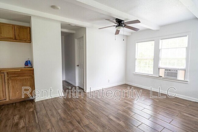 Building Photo - 1118 Louise Dr