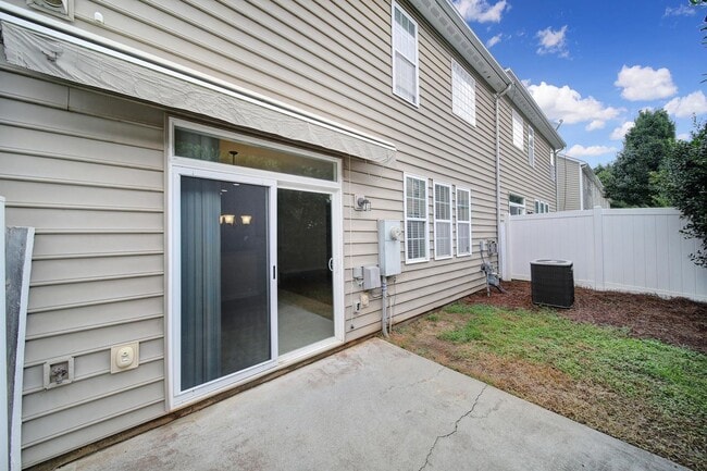 Building Photo - Lovely 3 Bed 2.5 Bath Townhome in Blakeny