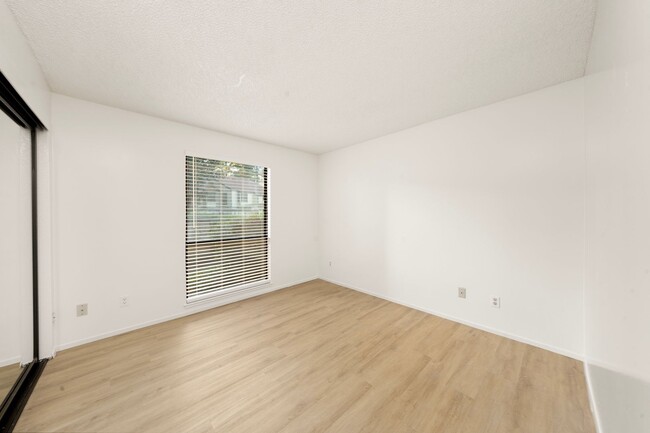 Building Photo - Cozy 2 Bedroom 1 Bath in Gated Community