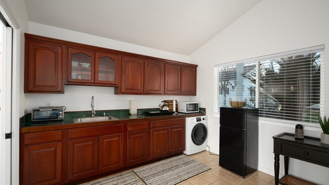 Building Photo - 1819 Cedar St