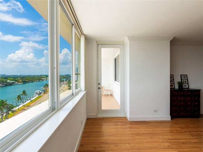 Building Photo - 5005 Collins Ave