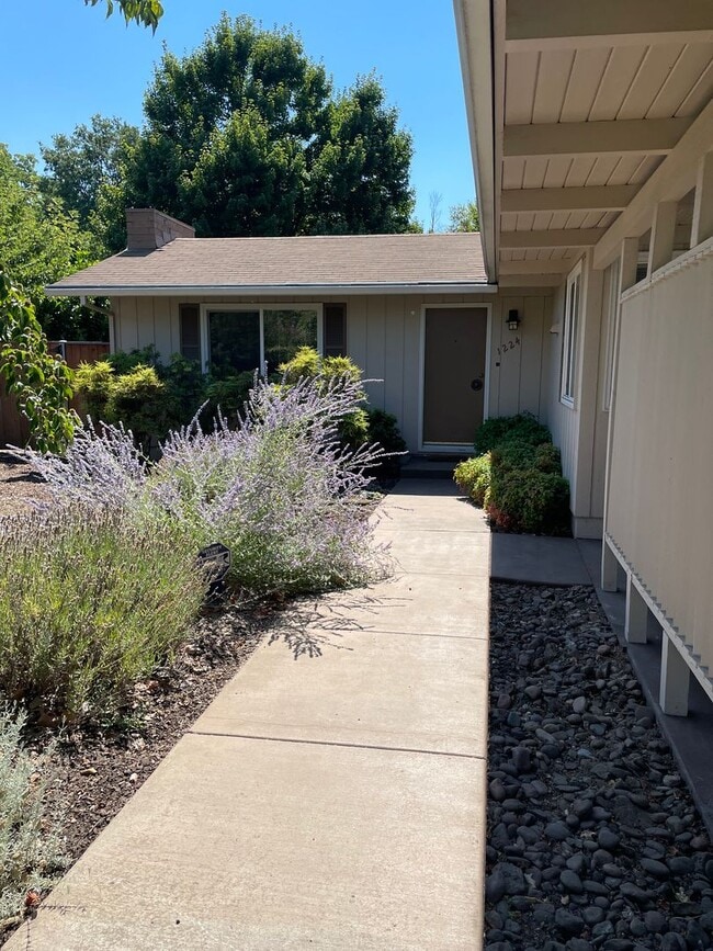 Building Photo - East Medford 3 Bedroom 2 Bathroom