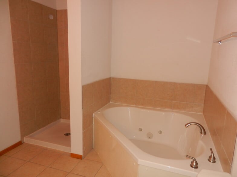 Master bath tub and separate shower - 707 Savannah Ave