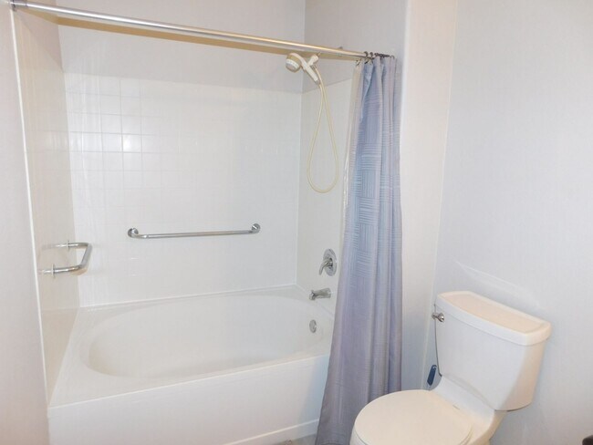 Building Photo - GORGEOUS FULLY FURNISHED 2 BEDROOM UNIT*GA...