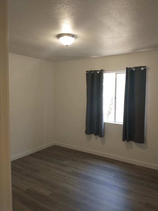 Good sized bedrooms - 1819 S Windsor