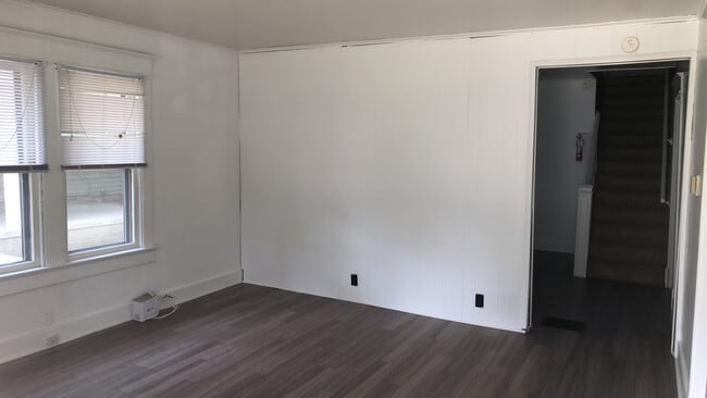 Building Photo - 4 BDRM Available August, 2026.  Monthly re...