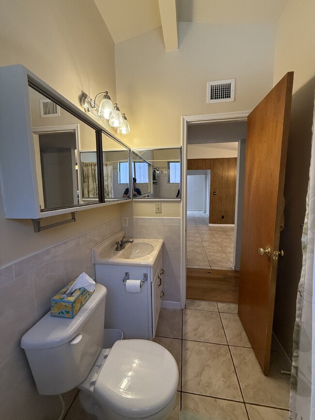 Building Photo - 10449 Chinaberry Dr