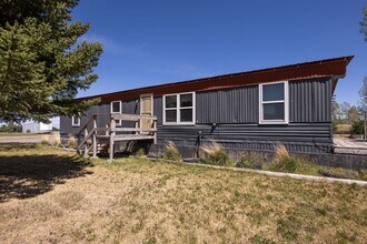 Building Photo - 3 Bed/1 Bath Country Home in Sugar City