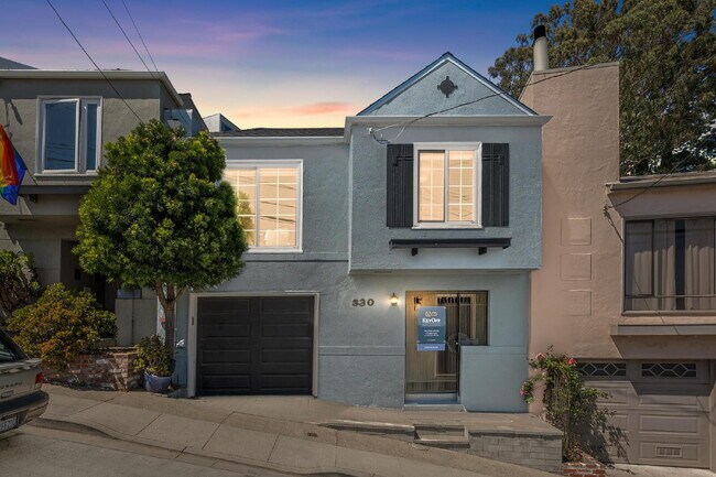 Building Photo - Beautiful 3 Bedroom 2 Bathroom Single Fami...