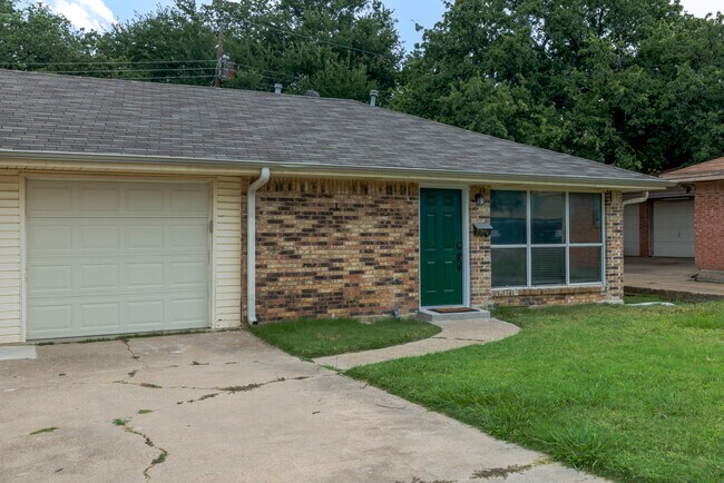 Building Photo - 1704 Kynette Dr