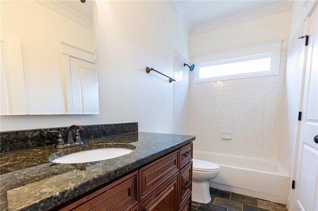 Building Photo - 2288 Oakview Rd NE