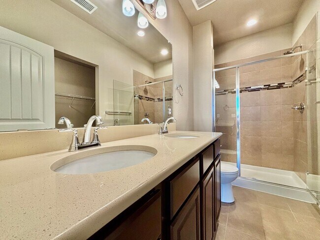 Building Photo - Beautiful 3 bed, 3 bath Townhome in West W...