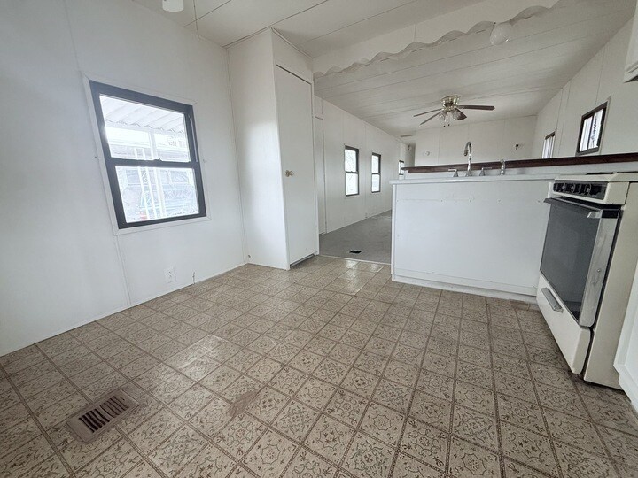 Building Photo - 3601 E Wyoming Ave