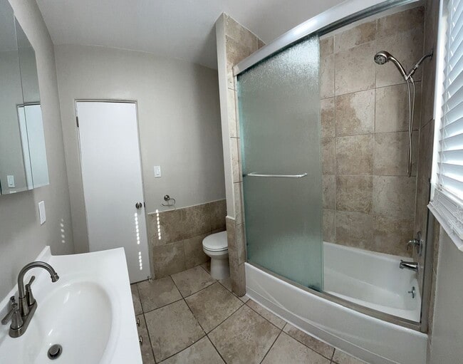 Building Photo - LARGE 1 BEDROOM 1 BATH UPSTAIRS UNIT READY...