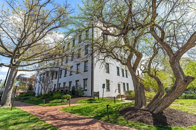 Building Photo - Stunning Partly Furnished Studio in Old Town Alexandria