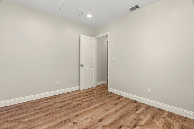 Building Photo - 749 N Wilton Pl