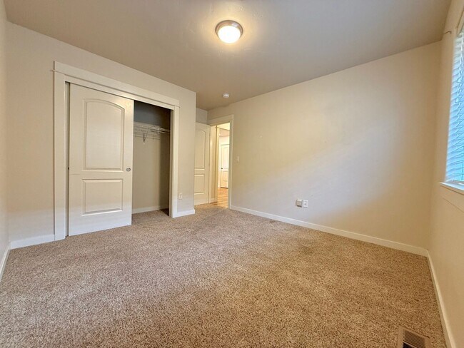 Building Photo - 4 Bedroom Home: Fenced Backyard & Great Location!