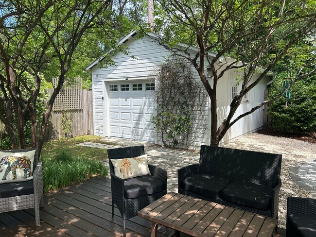 Building Photo - Gorgeous updated furnished cottage!