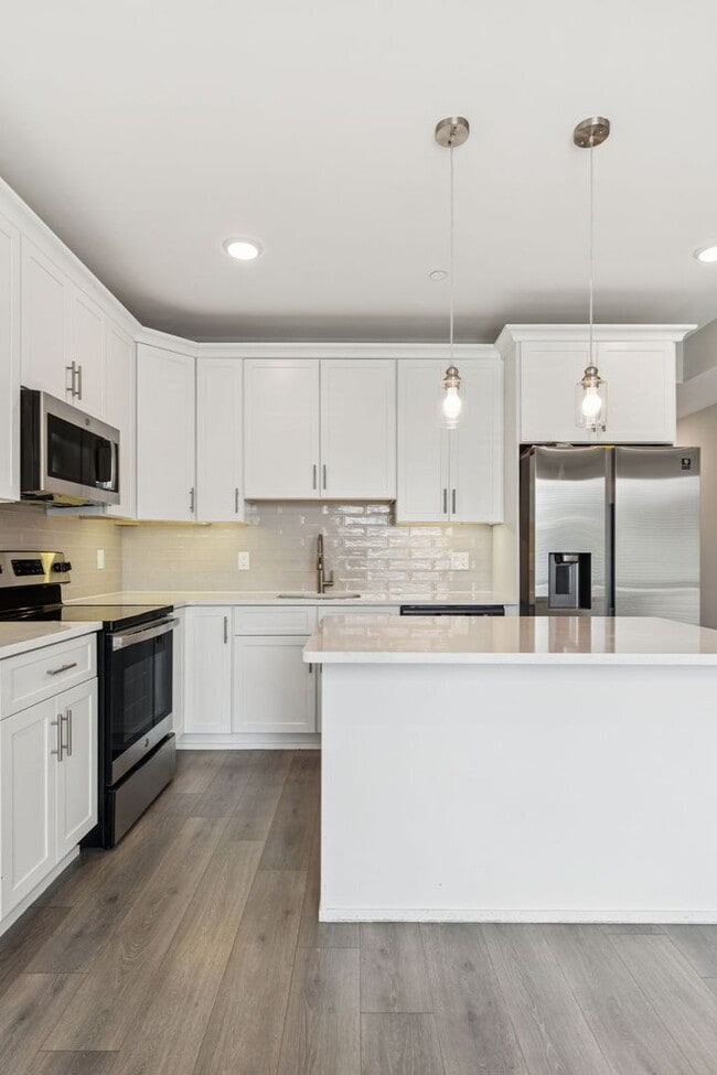 Building Photo - Chic 2-Bedroom Rental with Stunning Rooftop Deck & Modern Amenities in West Kensington!