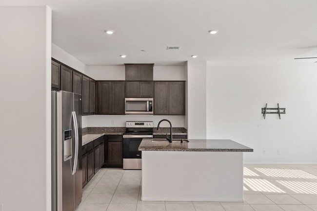 Building Photo - LIKE NEW 3 BEDROOM TOWNHOME