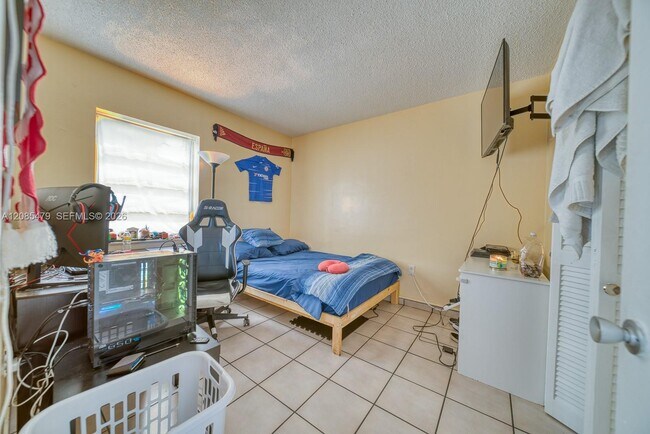 Building Photo - 140 Royal Palm Rd
