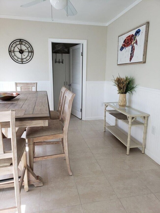 Building Photo - 2BR/2BA Venice Island Duplex Available April 2026