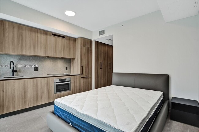 Building Photo - 121 NE 5th St