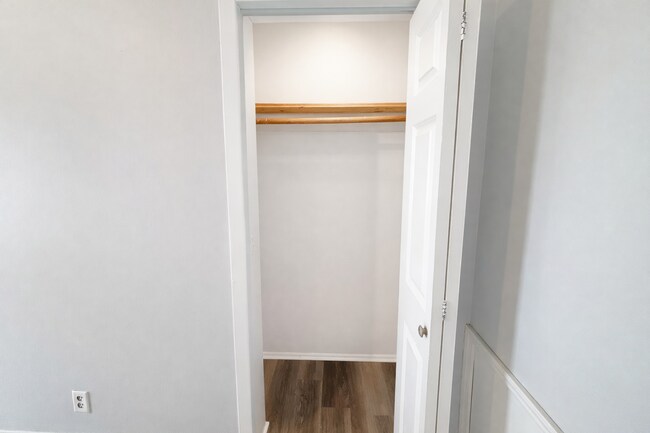 Building Photo - Clean Upper Unit! Move Right In!