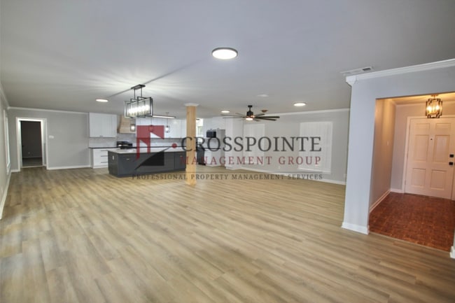 Building Photo - Recently remodeled South Tyler Home with Mother in Law Suite
