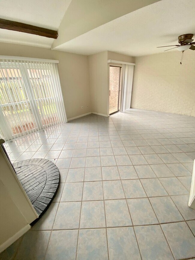 Building Photo - 2/1.5 NE Jackson Townhome