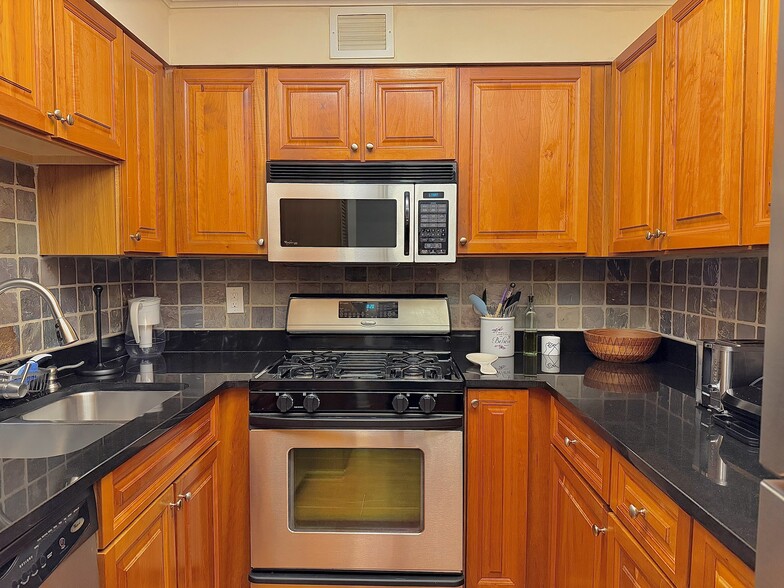 Building Photo - 2479 Peachtree Rd NE