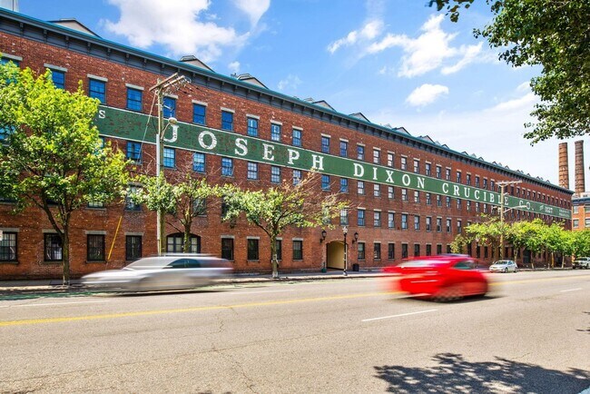 Building Photo - 341 Monmouth St