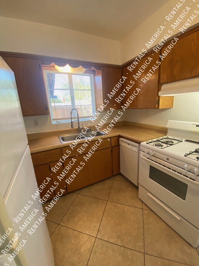 Building Photo - 3733 N Mountain Ave