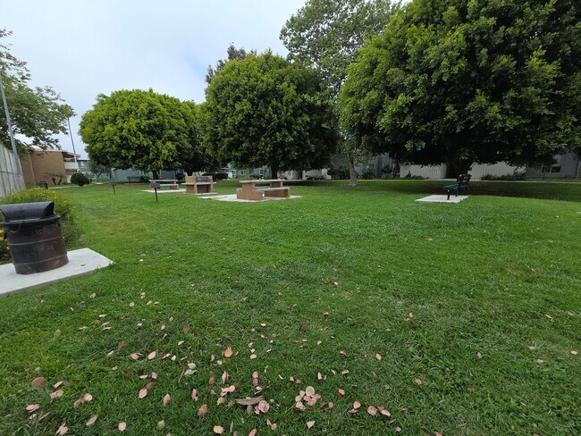 Building Photo - Spacious 2 Bedroom 2 Bath Upstairs Condominium