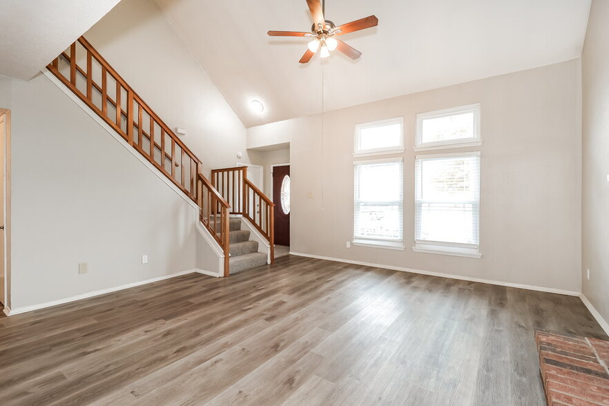 Building Photo - 702 Ponderosa Dr