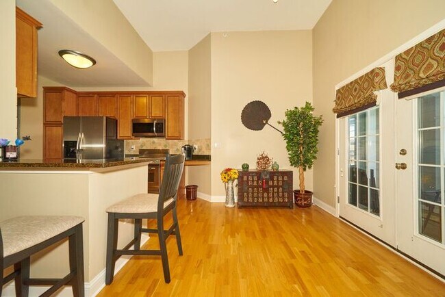 Building Photo - Top Floor Condo in Great Carmel Location!